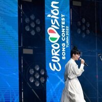 Konstrakta cantando por Serbia en Eurovisión 2022