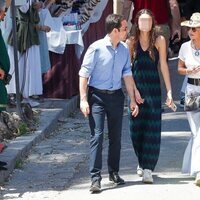 Emma García y Aitor Senar con su hija Uxue en un mercadillo de Ibiza