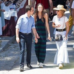 Emma García y Aitor Senar con su hija Uxue en un mercadillo de Ibiza