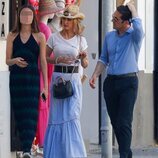 Emma García y Aitor Senar con su hija Uxue paseando por Ibiza