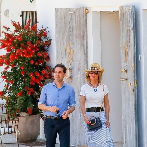 Emma García, de vacaciones en Ibiza con su marido y su hija