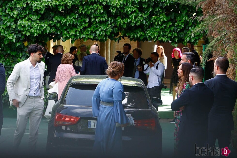 Alejandra Rubio y Carlos Agüera a su llegada a la boda de José María Almoguera y Paola
