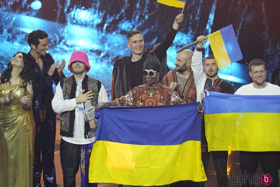 Kalush Orchestra con el micrófono de cristal tras ganar Eurovisión 2022.