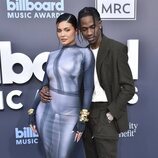 Kylie Jenner y Travis Scott posando en los Billboard Music Awards 2022