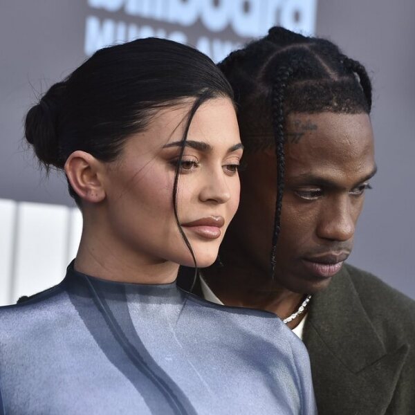 Kylie Jenner y Travis Scott con su hija Stormi en los Billboard 2022