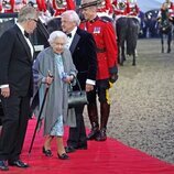 La Reina Isabel con bastón a su llegada a 'A Gallop Through History' en The Royal Windsor Horse Show