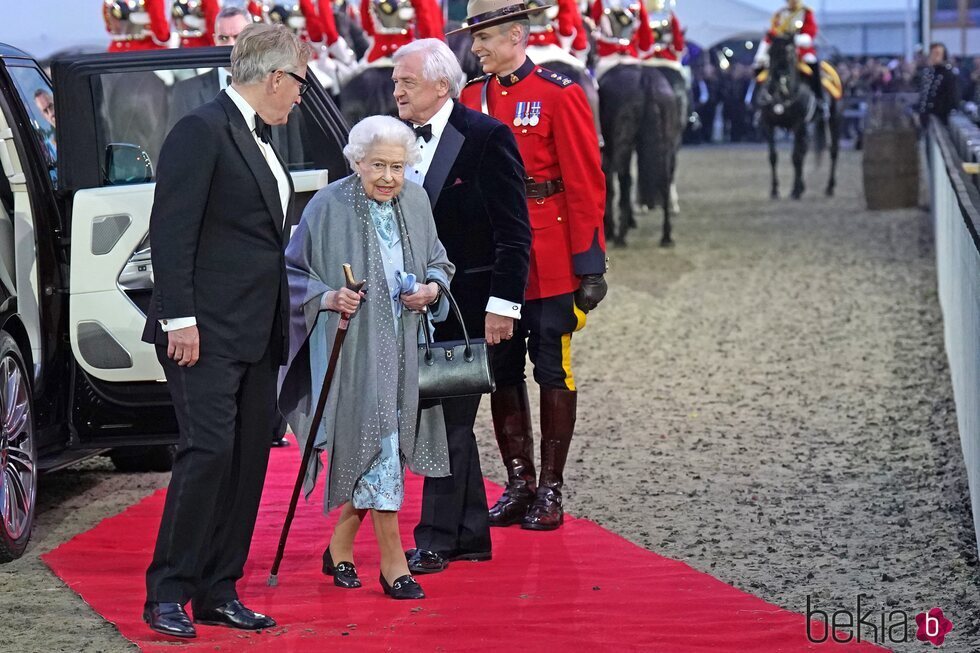 La Reina Isabel con bastón a su llegada a 'A Gallop Through History' en The Royal Windsor Horse Show