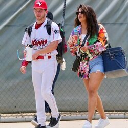 Nick Jonas y Priyanka Chopra en una jornada de beisbol