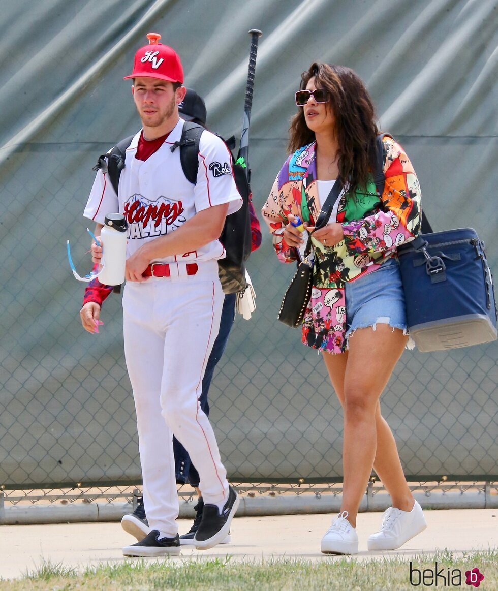 Nick Jonas y Priyanka Chopra en una jornada de beisbol