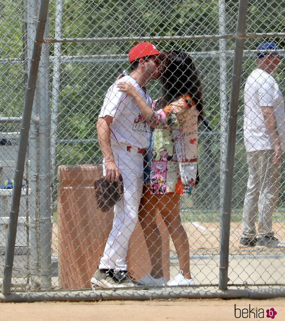Nick Jonas y Priyanka Chopra se besan en una jornada de beisbol
