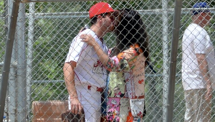 Nick Jonas y Priyanka Chopra se besan en una jornada de beisbol