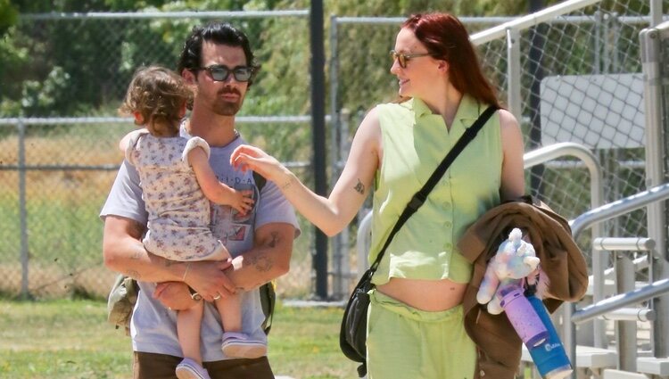 Joe Jonas, Sophie Turner y su hija Willa acuden al beisbol