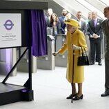 La Reina Isabel II y su hijo Eduardo de Inglaterra inaugurando una línea de metro por sorpresa