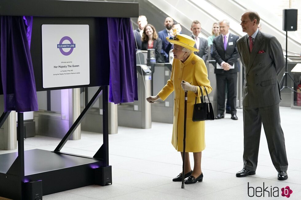 La Reina Isabel II y su hijo Eduardo de Inglaterra inaugurando una línea de metro por sorpresa