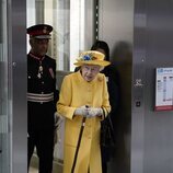 La Reina Isabel II saliendo de un ascensor en el metro de Londres