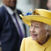 La Reina Isabel II, sonriente en la inauguración de una línea de metro