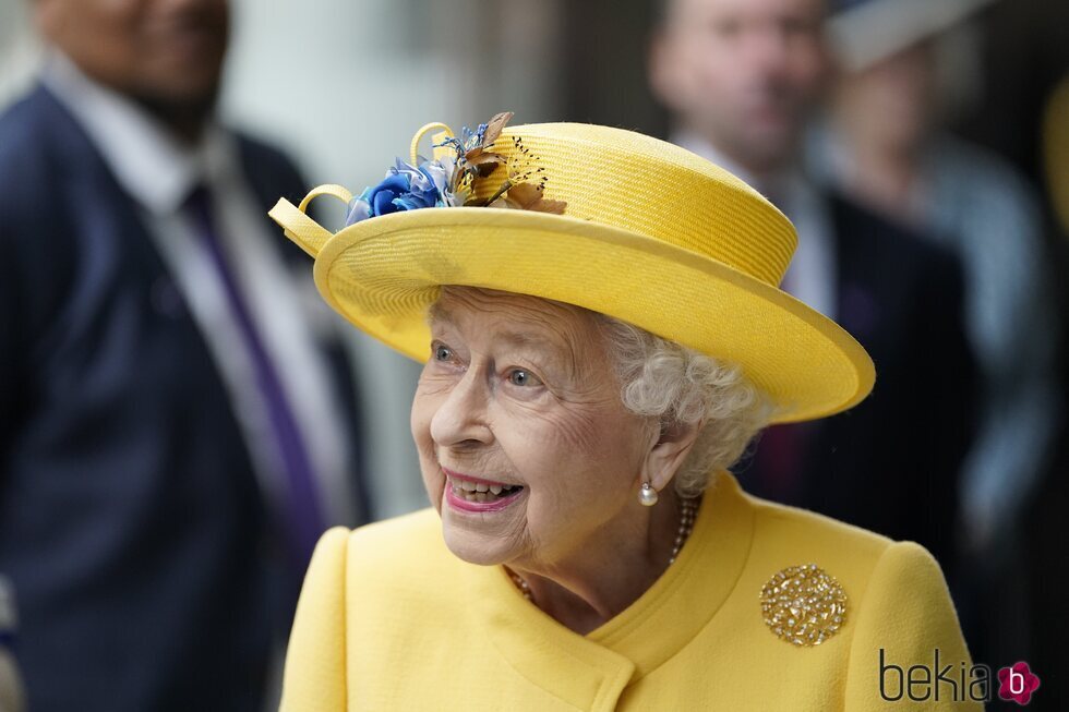 La Reina Isabel II, sonriente en la inauguración de una línea de metro
