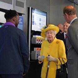 La Reina Isabel II, con la tarjeta del metro mirando a su hijo Eduardo de Inglaterra