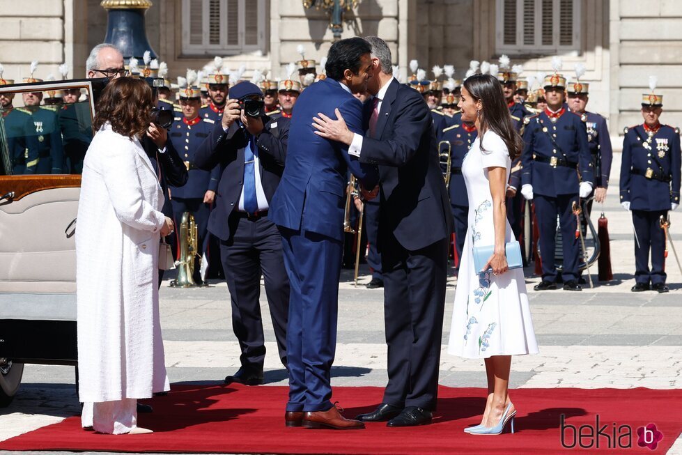 El Rey Felipe saluda al Emir de Catar en presencia de la Reina Letizia y la Jequesa de Catar en la ceremonia de bienvenida por su Visita de Estado