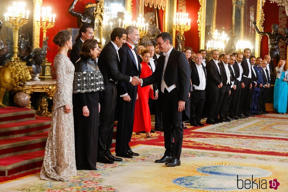 Pedro Sánchez saluda el Emir de Catar en presencia de los Reyes Felipe y Letizia en la cena de gala al Emir y la Jequesa de Catar