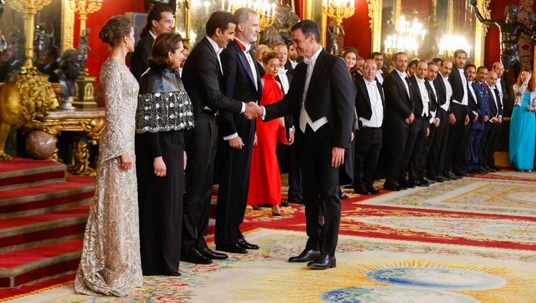 Pedro Sánchez saluda el Emir de Catar en presencia de los Reyes Felipe y Letizia en la cena de gala al Emir y la Jequesa de Catar