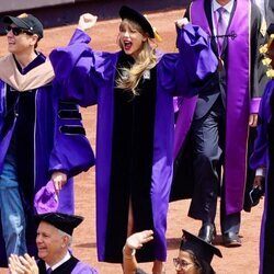Taylor Swift recibiendo su título de Doctora Honoris Causa por la NYC