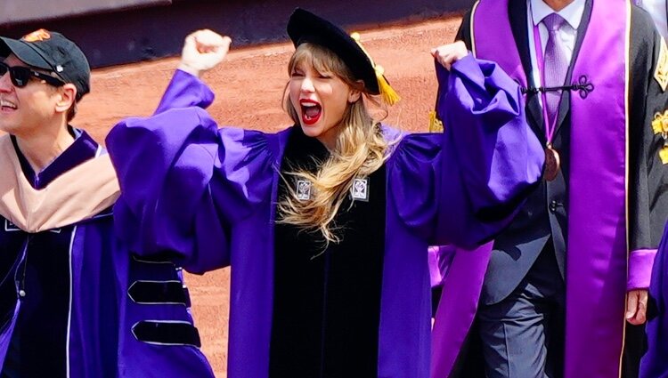 Taylor Swift recibiendo su título de Doctora Honoris Causa por la NYC