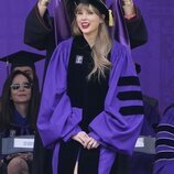 Taylor Swift, mientras le ponen la toga al ser nombrada Doctora Honoris Causa