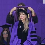 Taylor Swift, mientras le ponen la toga al ser nombrada Doctora Honoris Causa