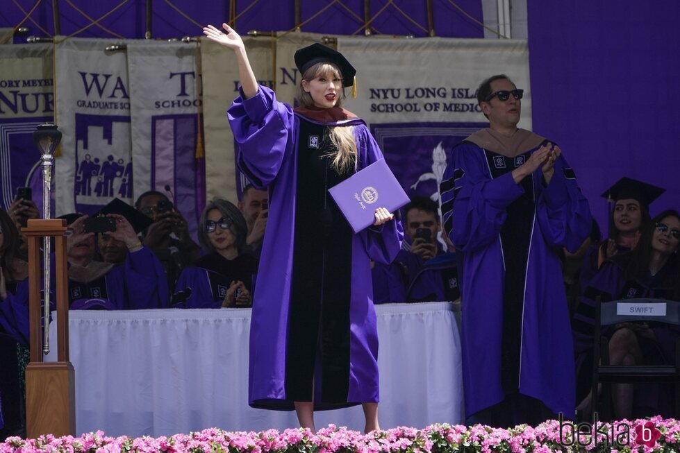 Taylor Swift, feliz tras graduarse como Doctora Honoris Causa en la NYC