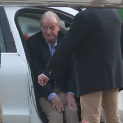 El Rey Juan Carlos a su llegada a Vigo en su primera visita desde que reside en Abu Dhabi
