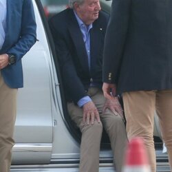 El Rey Juan Carlos en el aeropuerto de Vigo a su llegada a España desde Abu Dabi