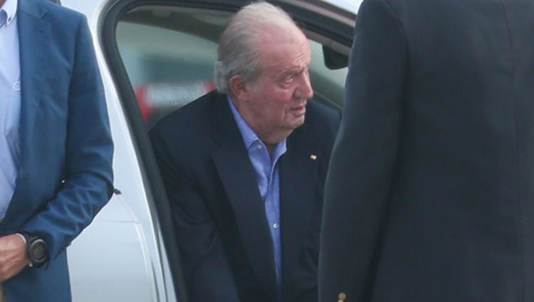El Rey Juan Carlos en el aeropuerto de Vigo a su llegada a España desde Abu Dabi