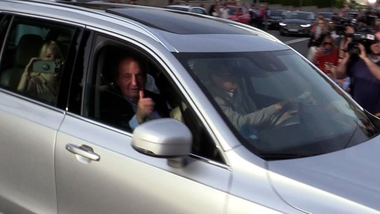 El Rey Juan Carlos con Pedro Campos a su llegada a Sanxenxo en su regreso a España