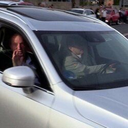 El Rey Juan Carlos saludando desde el coche junto a Pedro Campos a su llegada a Sanxenxo en su regreso a España