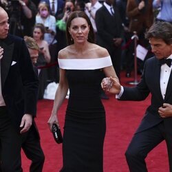 El Príncipe Guillermo y Kate Middleton con Tom Cruise en el estreno de 'Top Gun: Maverick'