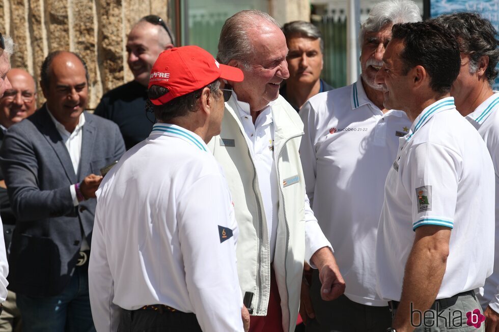 El Rey Juan Carlos riéndose en el Náutico de Sanxenxo en su regreso a España