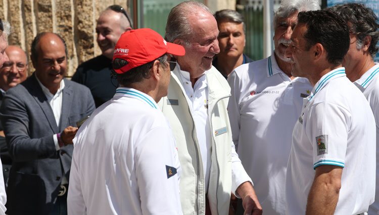 El Rey Juan Carlos riéndose en el Náutico de Sanxenxo en su regreso a España