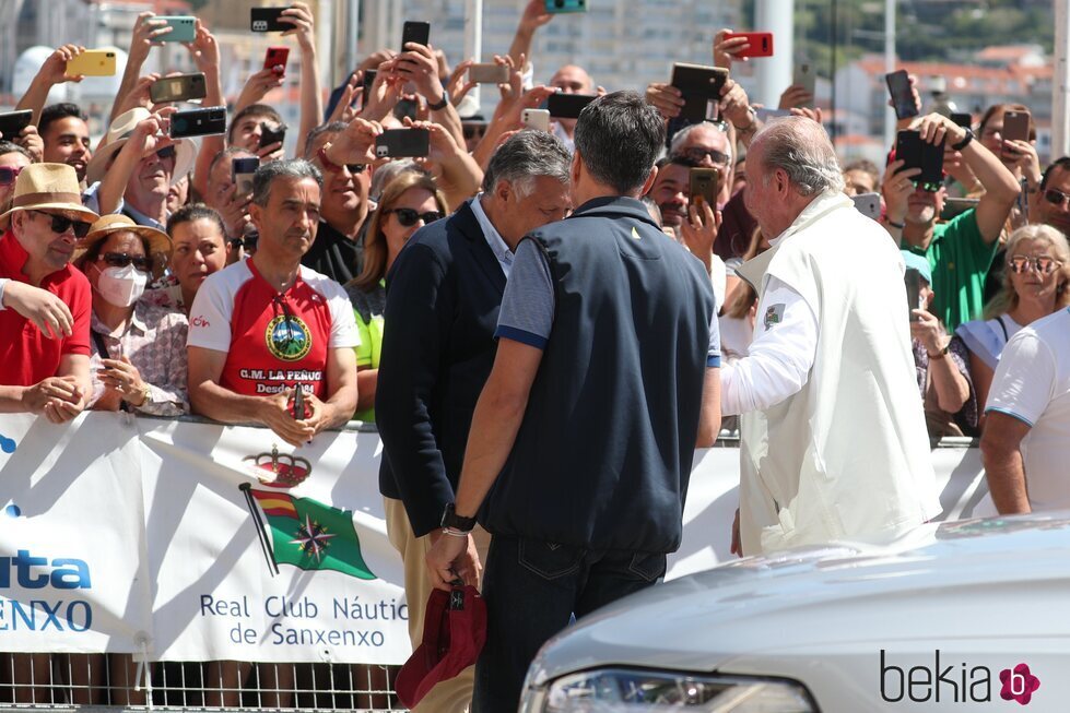 El Rey Juan Carlos saludando a la ciudadanía en el Náutico de Sanxenxo en su regreso a España
