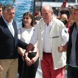 El Rey Juan Carlos recibiendo ayuda para caminar en el Náutico de Sanxenxo en su regreso a España
