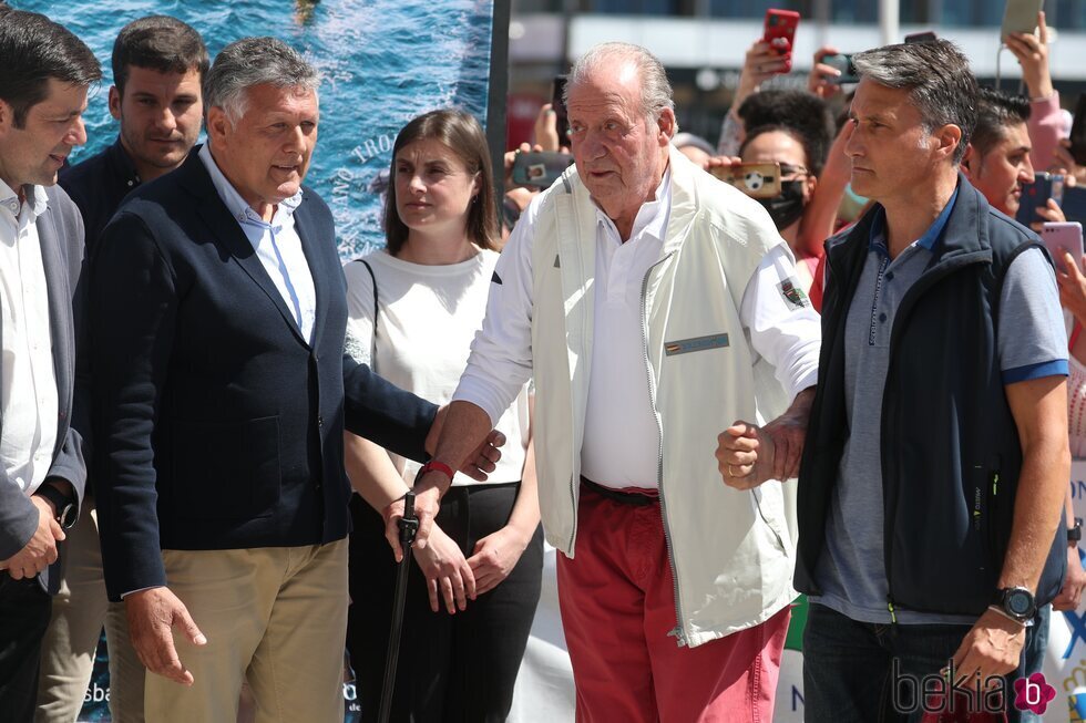 El Rey Juan Carlos recibiendo ayuda para caminar en el Náutico de Sanxenxo en su regreso a España