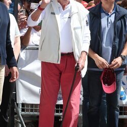 El Rey Juan Carlos saludando en el Náutico de Sanxenxo en su regreso a España