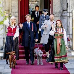 Haakon y Mette-Marit de Noruega, Ingrid Alexandra y Sverre Magnus de Noruega y sus perros en el Día de Noruega 2022