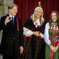 Haakon y Mette-Marit de Noruega y sus hijos Ingrid Alexandra y Sverre Magnus de Noruega en el Día Nacional de Noruega 2022