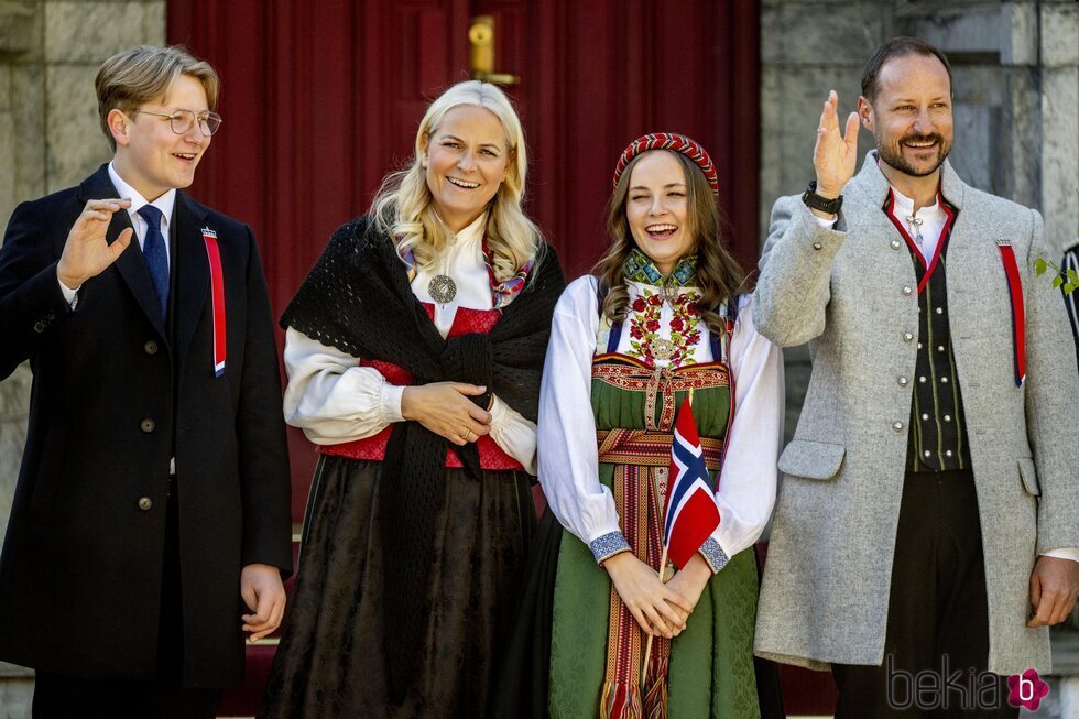 Haakon y Mette-Marit de Noruega y sus hijos Ingrid Alexandra y Sverre Magnus de Noruega en el Día Nacional de Noruega 2022
