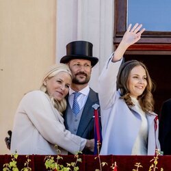 Mette-Marit de Noruega abraza a Haakon de Noruega en presencia de Ingrid Alexandra de Noruega en el Día de Noruega 2022