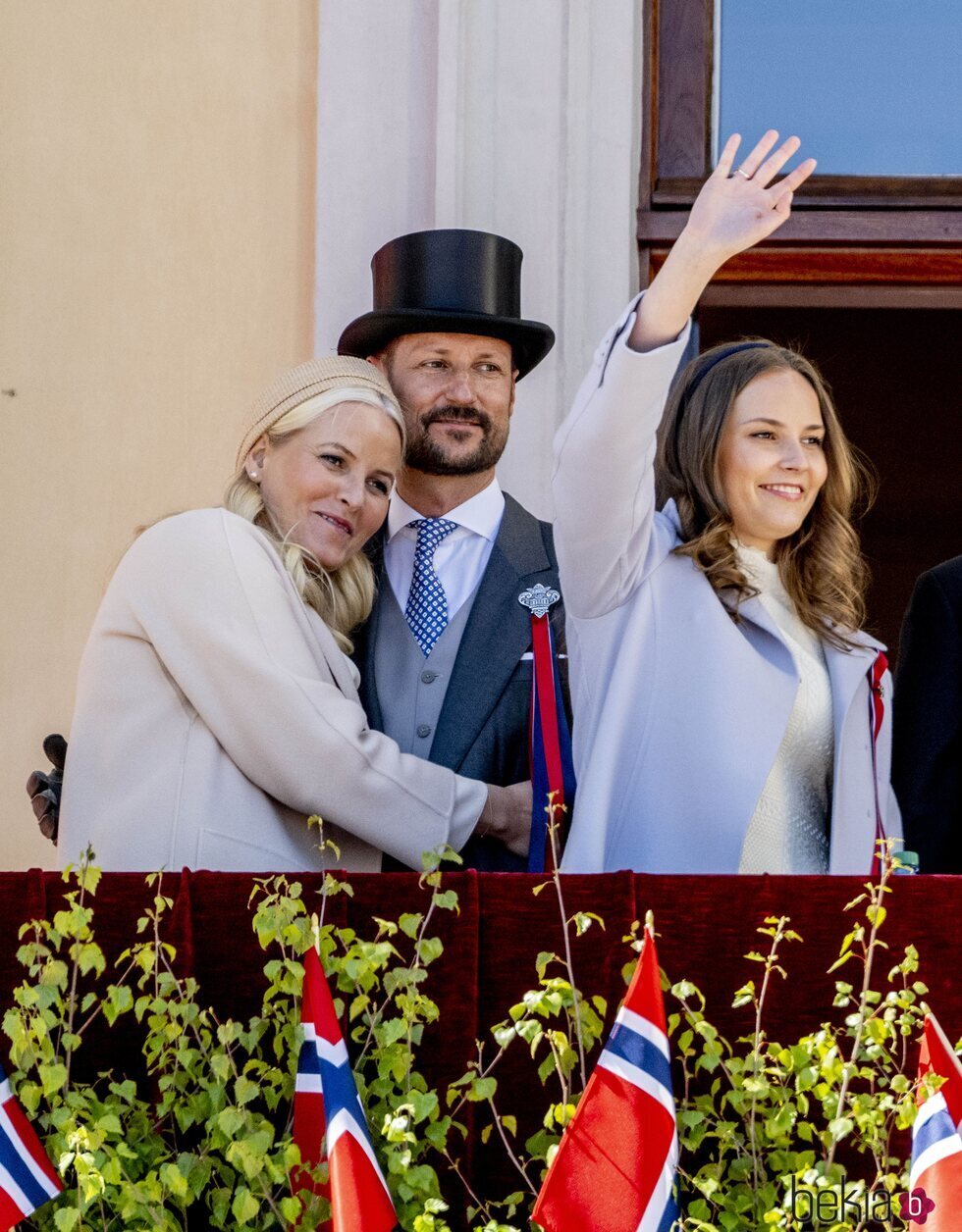 Mette-Marit de Noruega abraza a Haakon de Noruega en presencia de Ingrid Alexandra de Noruega en el Día de Noruega 2022
