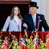 Harald de Noruega e Ingrid Alexandra de Noruega en el Día de Noruega 2022