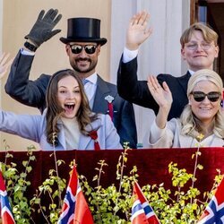 Ingrid Alexandra de Noruega emocionada junto a Haakon y Mette-Marit de Noruega y Sverre Magnus de Noruega en el Día de Noruega 2022