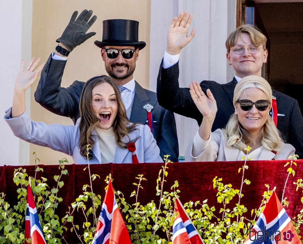Ingrid Alexandra de Noruega emocionada junto a Haakon y Mette-Marit de Noruega y Sverre Magnus de Noruega en el Día de Noruega 2022